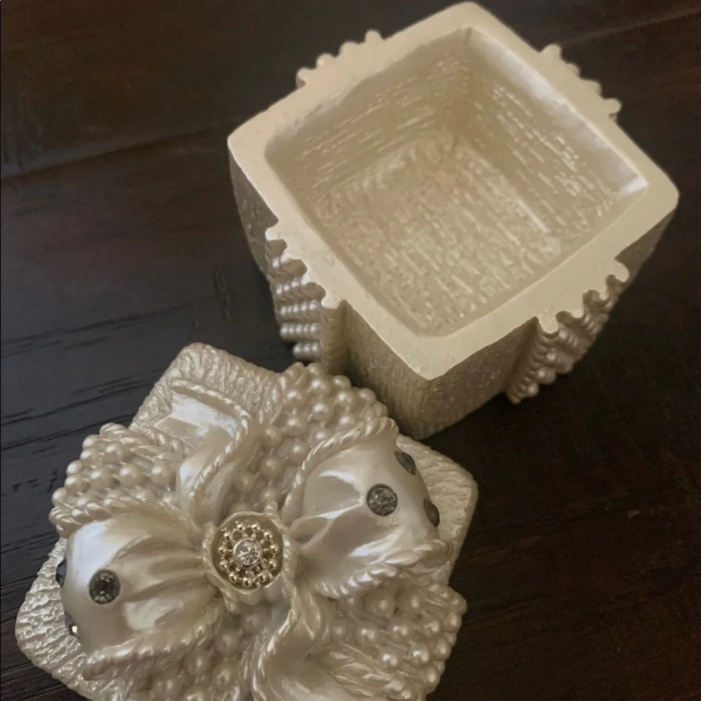 💎  Rhinestone Pearlized Trinket Box